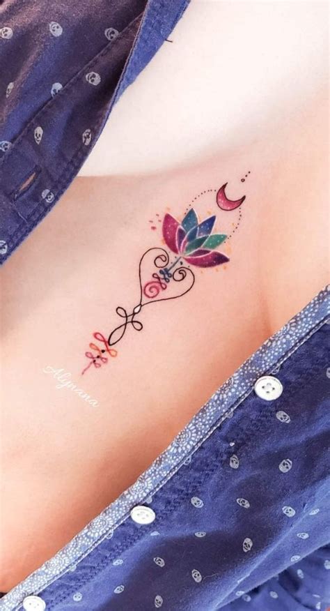 tatto en el pecho|tatuajes entre los pechos.